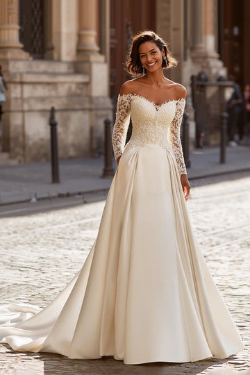 Robe de mariée trapèze en dentelle ivoire appliquée à traîne de balayage